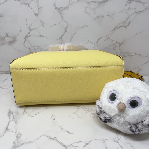 Michael Kors Prism Medium Messenger - Picture 4 of 7